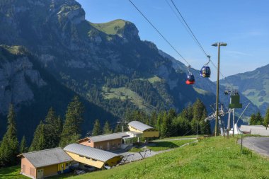 İsviçre alpleri üzerinde Melchtal de Cableway