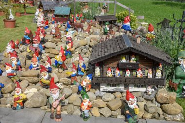 Bir evin bahçesinde Bahçe cüceler 