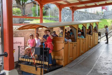 Swis bir füniküler üzerinde Stans dağına tırmanma İnsanlar