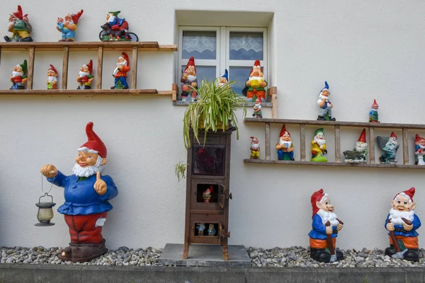 Garden gnomes in a garden of a house — Stock Photo, Image