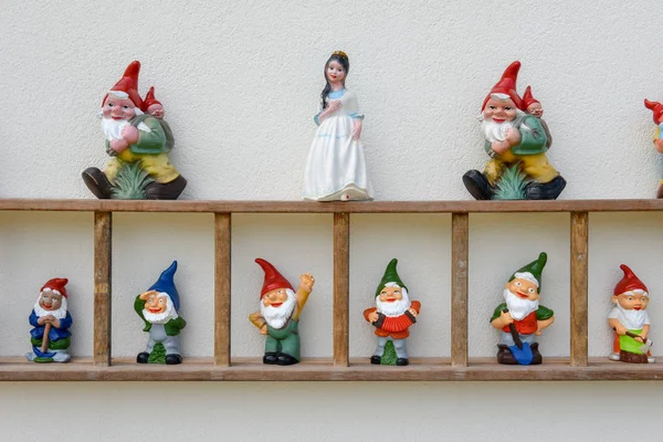 Gnomos de jardín en un jardín de una casa —  Fotos de Stock