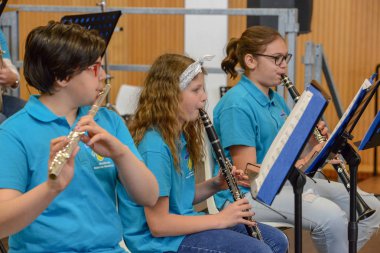 İsviçre'deki Montagnola'da gençler tarafından gerçekleştirilen konser