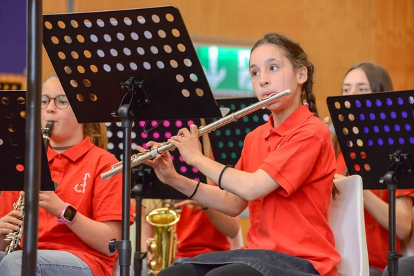 Koncert által végzett fiatalok a Montagnola Svájcban — Stock Fotó