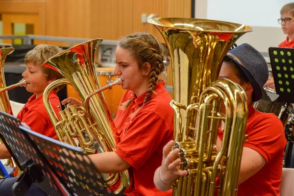 Koncert által végzett fiatalok a Montagnola Svájcban — Stock Fotó