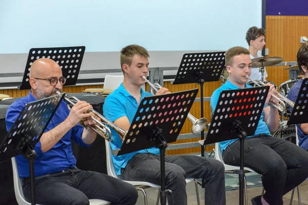 Concert donné par des jeunes à Montagnola en Suisse — Photo