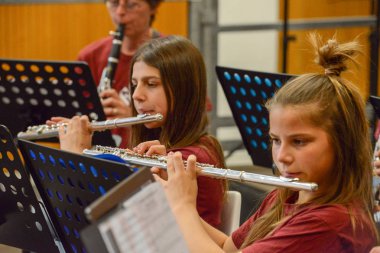 İsviçre'deki Montagnola'da gençler tarafından gerçekleştirilen konser
