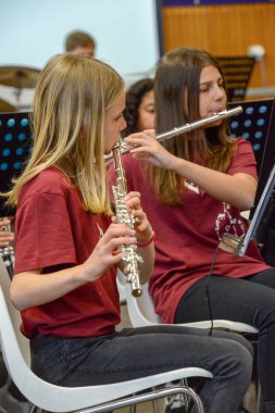 İsviçre'deki Montagnola'da gençler tarafından gerçekleştirilen konser