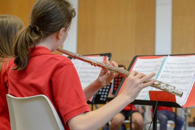 İsviçre'deki Montagnola'da gençler tarafından gerçekleştirilen konser