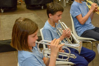 İsviçre'deki Montagnola'da gençler tarafından gerçekleştirilen konser