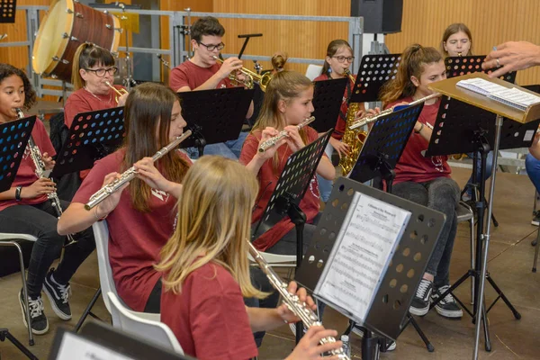 Concert donné par des jeunes à Montagnola en Suisse — Photo