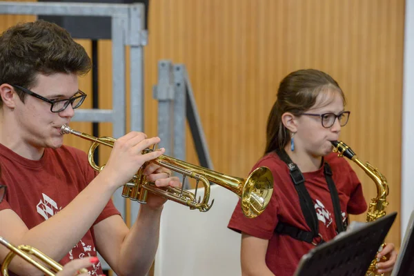 Koncert által végzett fiatalok a Montagnola Svájcban — Stock Fotó