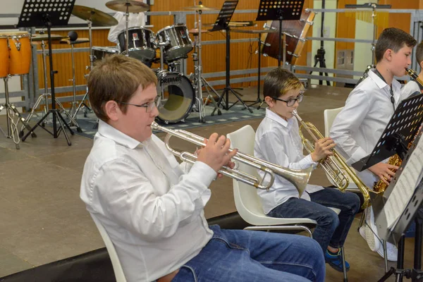 Koncert által végzett fiatalok a Montagnola Svájcban — Stock Fotó
