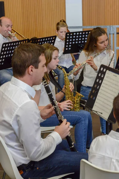 Konzert junger Leute in montagnola in der Schweiz — Stockfoto