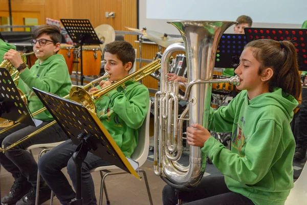 Koncert által végzett fiatalok a Montagnola Svájcban — Stock Fotó