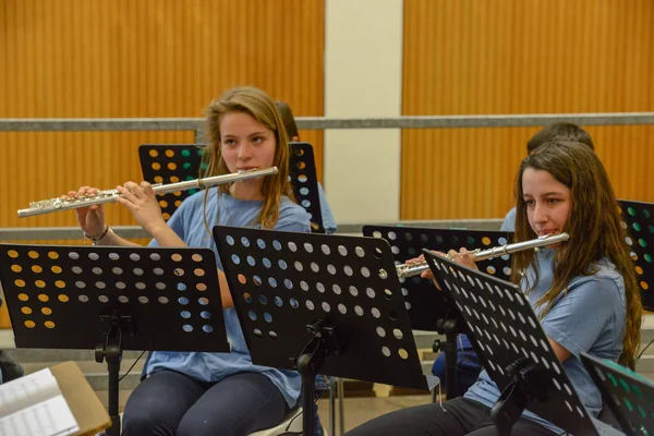 Koncert által végzett fiatalok a Montagnola Svájcban — Stock Fotó