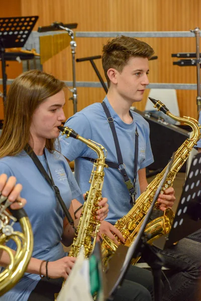 Koncert által végzett fiatalok a Montagnola Svájcban — Stock Fotó