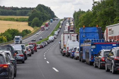 Almanya'da Kassel otoyolunda kaza için araç kuyruğu