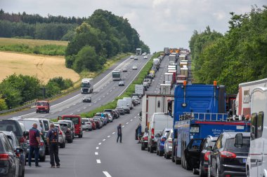 Almanya'da Kassel otoyolunda kaza için araç kuyruğu