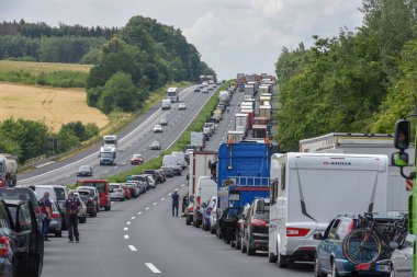 Almanya'da Kassel otoyolunda kaza için araç kuyruğu
