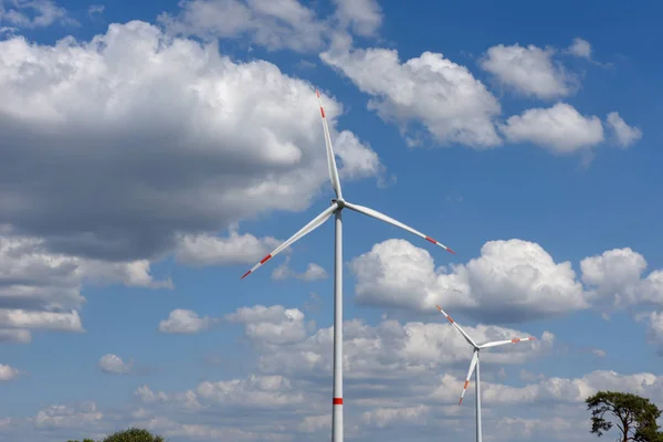 Větrných mlýnů na obloze s mraky v Kassel, Německo — Stock fotografie
