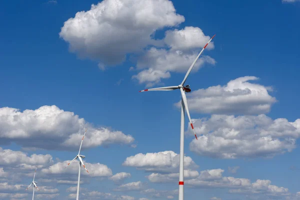 Větrných mlýnů na obloze s mraky v Kassel, Německo — Stock fotografie