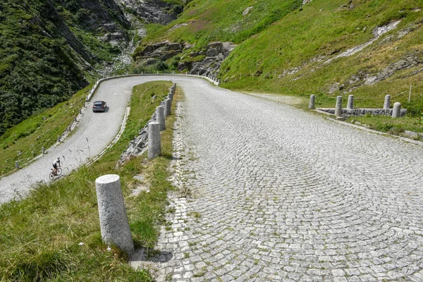 Coche a lo largo de la antigua carretera del Monte Gotthard en Suiza — Foto de Stock