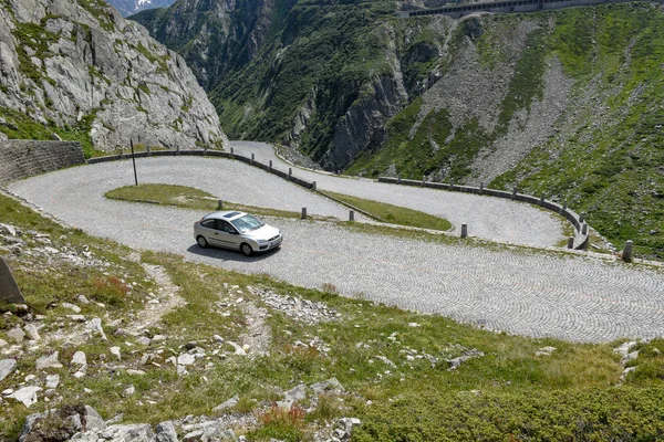 Coche por la antigua carretera del monte Gotthard en los Alpes suizos — Foto de Stock