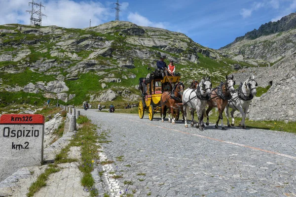 Caballo carruaje dibujado a lo largo de la antigua carretera del Monte Gotthard en el — Foto de Stock