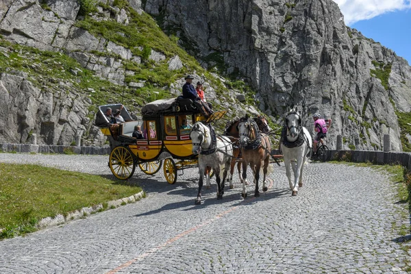 Caballo carruaje dibujado a lo largo de la antigua carretera del Monte Gotthard en el — Foto de Stock