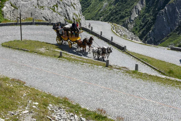 Caballo carruaje dibujado a lo largo de la antigua carretera del Monte Gotthard en el — Foto de Stock