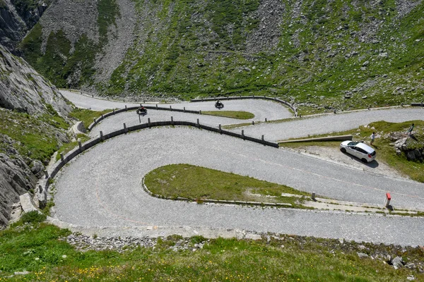 Motociclistas a lo largo de la antigua carretera del Monte Gotthard en Suiza — Foto de Stock