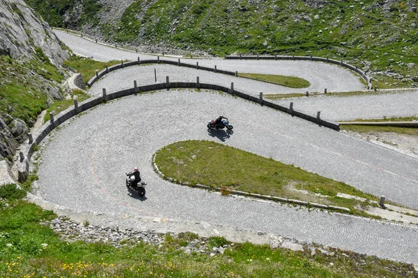 Motociclistas a lo largo de la antigua carretera del Monte Gotthard en el suizo — Foto de Stock