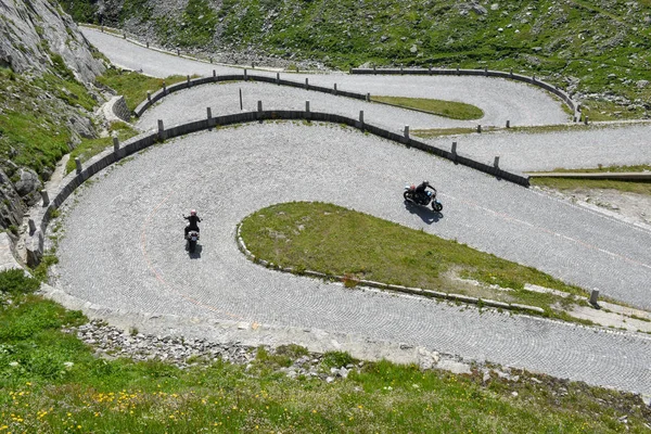 Motociclistas a lo largo de la antigua carretera del Monte Gotthard en el suizo — Foto de Stock