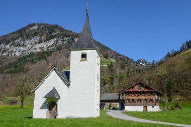 Grafenort 'un İsviçre Alplerindeki kırsal manzarası