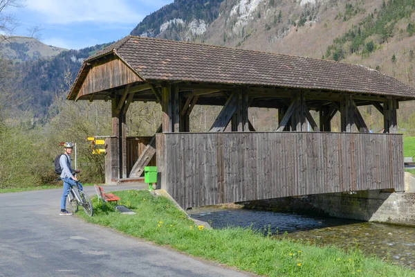 Gammal täckt träbro vid Wolfenschiessen på de schweiziska alperna — Stockfoto