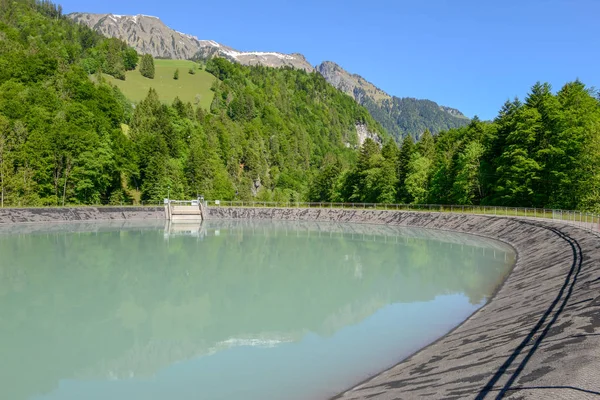 La diga del lago vicino Engelberg sulle Alpi svizzere — Foto Stock