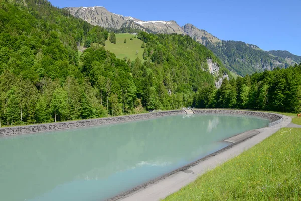 Presa del lago cerca de Engelberg en los Alpes suizos — Foto de Stock