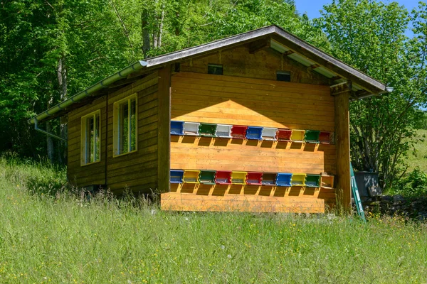 Ruches d'abeilles sur une maison en bois dans les Alpes suisses — Photo