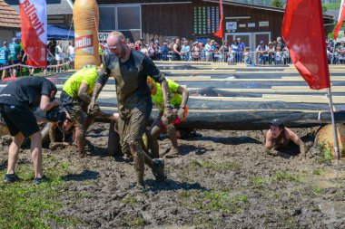 Fischerman 'ın arkadaşı Strong, Eng' e koşuyor.