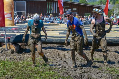 Fischerman 'ın arkadaşı Strong, Eng' e koşuyor.