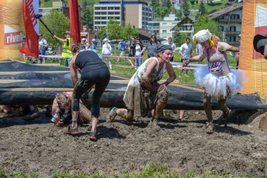 Fischerman 'ın arkadaşı Strong, Eng' e koşuyor.