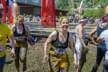 Fischerman 'ın arkadaşı Strong, Eng' e koşuyor.