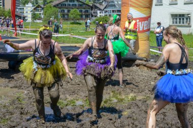 Fischerman 'ın arkadaşı Strong, Eng' e koşuyor.