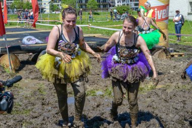 Fischerman 'ın arkadaşı Strong, Eng' e koşuyor.