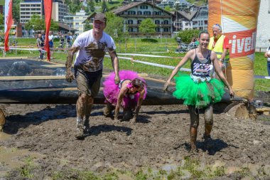 Fischerman 'ın arkadaşı Strong, Eng' e koşuyor.
