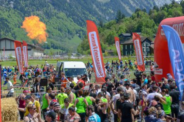 Fischerman 'ın arkadaşı Strong, Eng' e koşuyor.