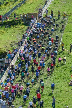 Fischerman 'ın arkadaşı Strong, Eng' e koşuyor.