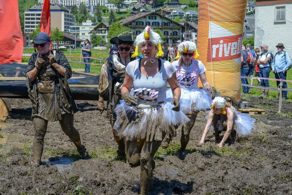 Le persone che partecipano all'amico di Fischerman, l'uomo forte, corrono all'Eng — Foto Stock