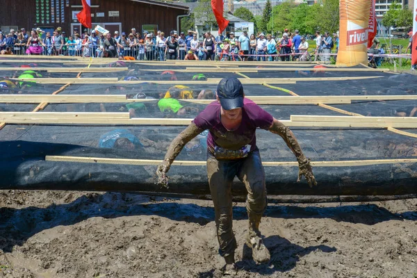 Lidé, kteří se podílejí na Fischermanově kamarádovi strongmanovi běhají v Eng — Stock fotografie