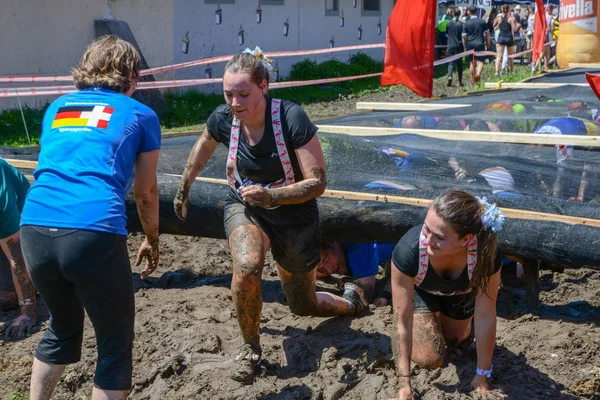 Lidé, kteří se podílejí na Fischermanově kamarádovi strongmanovi běhají v Eng — Stock fotografie